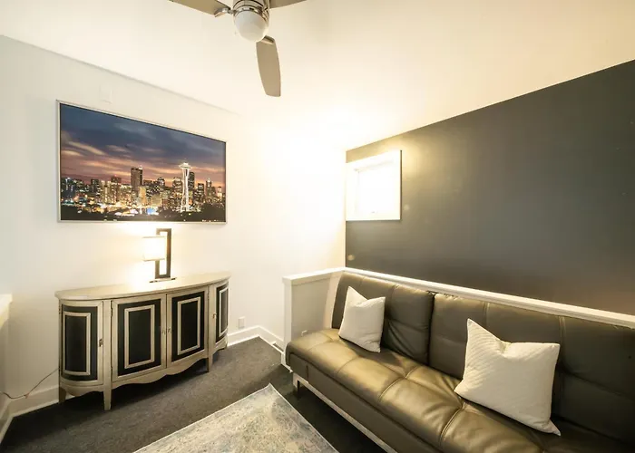 Penthouse Suite Downtown, Top Floor